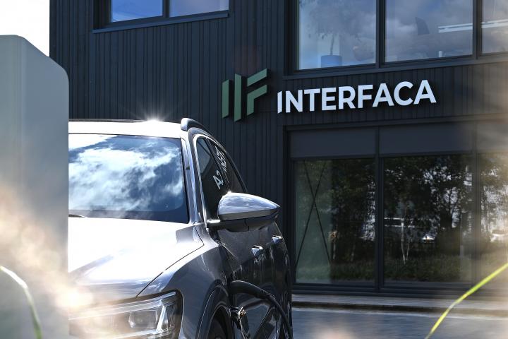 Interfaca laadt met Alva Charging Services