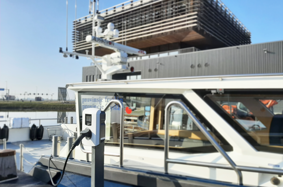 Ook de elektrische boot kan geladen worden met Alva Charging Services